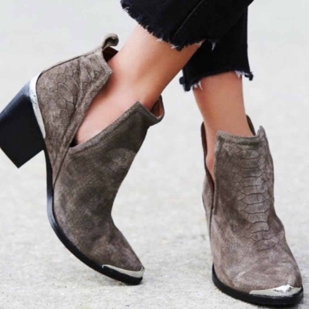 Jeffrey Campbell Cromwell Taupe
Suede Leather Snake Embossed Ankle
Boots Sz 9